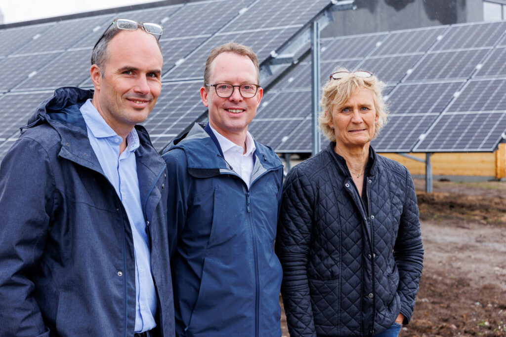 Chefkonsulent Marie-Louise Lemgart, Høje-Taastrup Kommune, projektleder Steen Olesen, COWI A/S og North Medias CFO Kåre Wigh foran det nye solcelleanlæg.